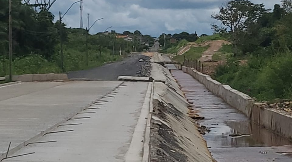 Prefeitura alerta sobre trânsito na Av. Dom Hélder Câmara após populares destruírem bloqueio