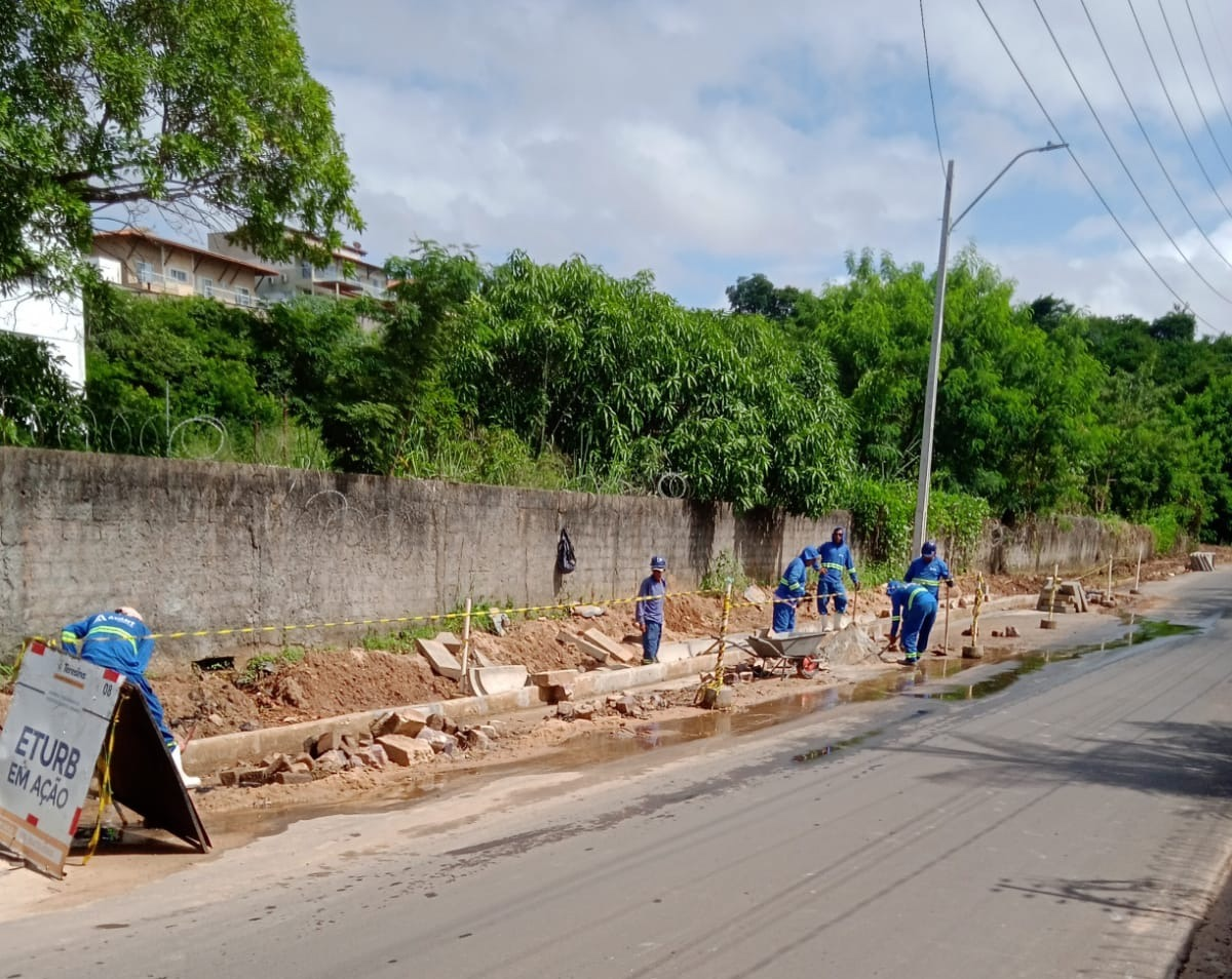 Prefeitura constrói canal de drenagem na Rua 40 para evitar alagamento na via