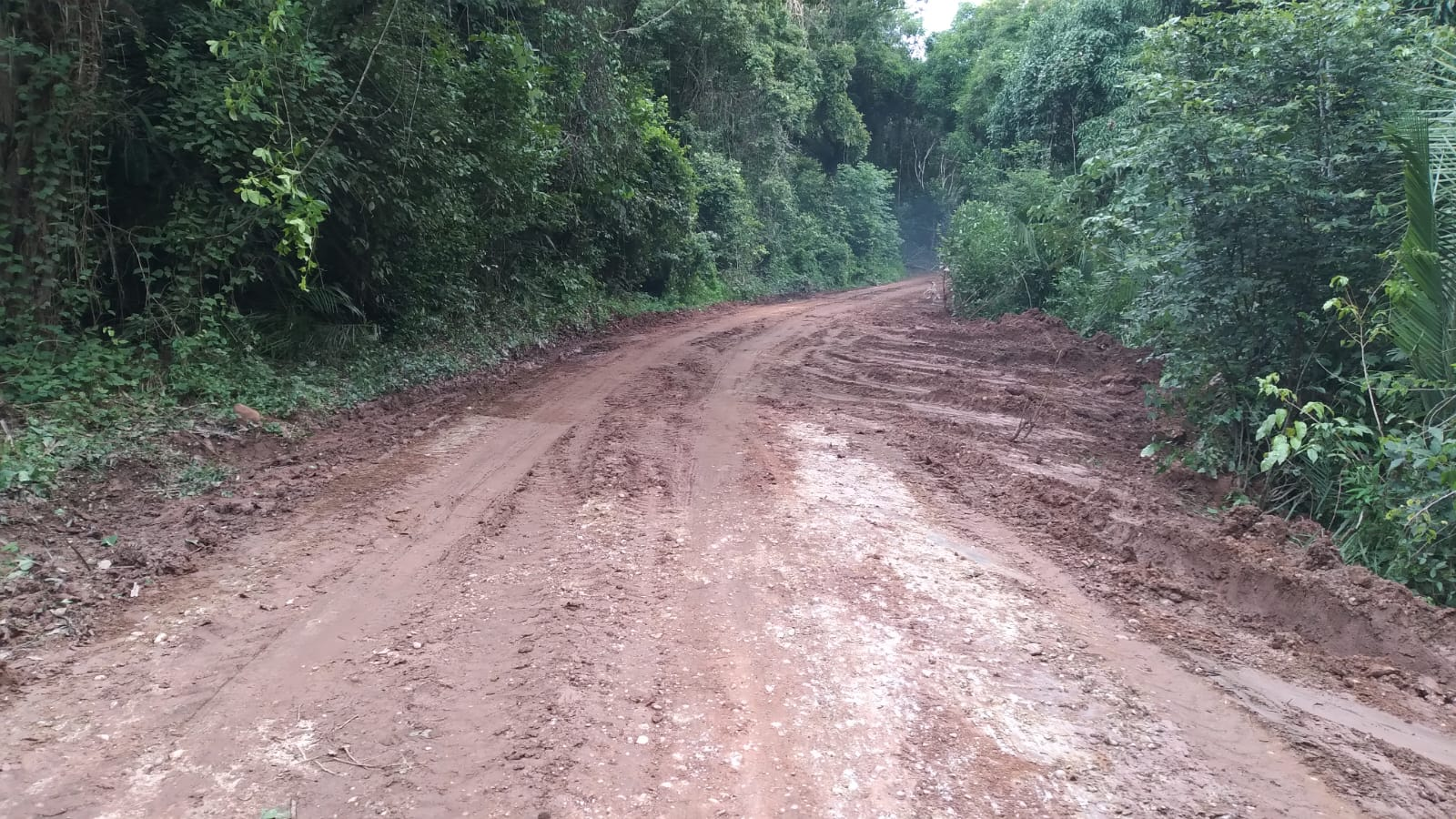 Prefeitura de Teresina realiza obra emergencial na Comunidade Cebola para garantir acesso seguro