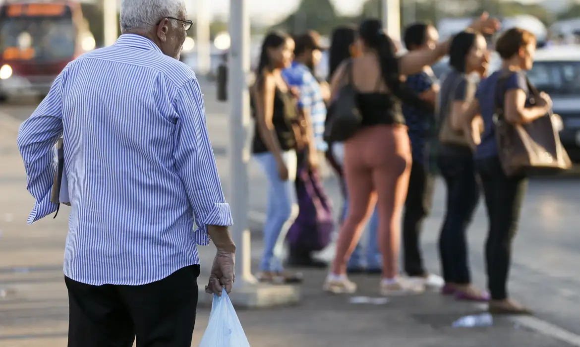 Governo antecipa 13º de aposentados e pensionistas