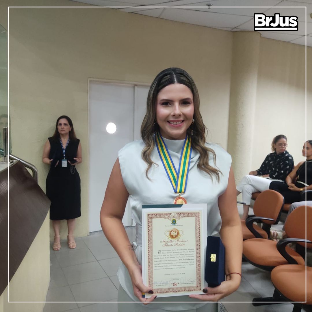 Advogada Ívilla Araújo destaca compromisso com a democracia ao receber medalha do Tribunal Regional Eleitoral do Piauí